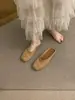 Chinelos fechados vazados estilo francês para mulheres, para usar no verão ao ar livre, novos chinelos preguiçosos de tricô estilo Birkenstock para mulheres 2025