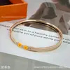 Pulseira de esmalte com letras ultrafinas para mulheres, banhada a ouro V 18K, pulseira de esmalte redonda fechada com um toque de luxo, pulseira de letras