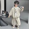 Conjunto de Roupa de Outono para Meninos 2026 Novo Estilo Coreano Lindo Bebê Menino Moletom com Capuz Listrado Conjunto de Três Peças de Outono para Crianças