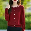 Nuevo Cardigan de Punto Redondo Patchwork con Perlas Estilo Francés Suave y Elegante Otoño/Invierno 2026 Suéter Rojo de Año Nuevo para Mujer