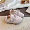Zapatos Casuales Versátiles de Moda para Niñas 2026 Primavera/Verano Nuevos Mocasines Infantiles de Suela Suave con Perlas en Estilo Dulce Zapatos de Entrenamiento Alemanes