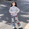 Estilo Coreano Versátil Estilo Escolar para Niñas Sudadera con Capucha Falsa de Dos Piezas con Parches Rayados y Cuello Polo Conjunto de Pantalones de Mezclilla Dulces Estilo Coreano