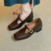 Sapatos femininos de couro com salto grosso, novo modelo outono 2026, bico quadrado, sapatos de salto único com aumento interno de altura, sapatos femininos Mary Jane com tira de fivela e corte baixo