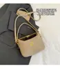 Bolso de hombro de alta gama, nuevo modelo primavera/verano 2026, bolso de mano de lujo ligero con cierre magnético, bolso cuadrado pequeño, bolso de hombro minimalista de nicho
