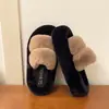 Chinelos peludos de alta qualidade com sola grossa e duas tiras para mulheres, adequados para uso externo, Novidades Outono/Inverno 2026, forrados com fleece, bico aberto, chinelos peludos, atacado