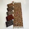 Bufanda Nueva de Otoño e Invierno para Mujer, Bufanda con Estampado de Leopardo y Borlas, Engrosada y Cálida, Imitación Cachemir, Bufanda y Chal de Doble Uso