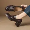Dois estilos de mocassins da moda, adequados para o trabalho, com forro de pele de carneiro e forro de fleece para o inverno de 2026, apresentando saltos grossos, biqueiras redondas e um design de corte profundo, feitos de couro genuíno, para mulheres