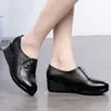 Sapatos casuais de couro com salto anabela para mulheres de meia-idade e idosas, nova coleção outono 2026, modernos e versáteis, sapatos elegantes para mães