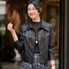 Jaqueta de couro curta de pele de carneiro genuína Haining para mulheres, novo estilo primavera e outono 2026, gola lapela, modelagem slim, moderna, jaqueta petite
