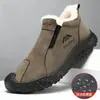 Sapatos de algodão com forro de fleece para o inverno com solas de pneu, botas de algodão para exterior, design slip-on, à prova de vento, impermeáveis e à prova de neve, sapatos de pai, botas de neve para homem