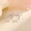 Pendientes Sencillos en Forma de Estrella para Mujer, Pendientes de Zirconia con Estrella Hueca de Cuatro Puntas Estilo Europeo y Americano de Lujo Ligero Personalizados, Nuevo Modelo para 2026