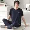 Pijama popular para hombre para verano, hecho de tela modal, de manga corta y pantalón largo, delgado y fresco, adecuado para usar en exteriores como ropa de casa