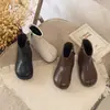 Botas de tornozelo femininas estilo retrô com biqueira dividida, nova coleção outono/inverno 2026, com sola macia, cano justo, botas versáteis estilo britânico, botas Martin infantis