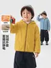 Jaqueta de inverno masculina estilo europeu, forrada com fleece e espessa para aquecer, nova coleção 2026 de roupas infantis, roupas de inverno para crianças e bebês