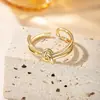 Anillo de Luz de Zirconia Incrustada en Oro Real Chapado en Cobre Transfronterizo Europeo y Americano Lujo Ligero Sensación de Alta Gama Anillo para el Dedo Joyería de Mano Versátil Fabricante Venta al por Mayor en Stock
