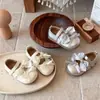Zapatos de Cuero para Niños 2026 Otoño Nuevo Modelo Zapatos de Princesa con Lazo para Niñas Pequeñas con Decoración de Perlas Zapatos de Una Sola Pieza