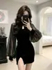 Nuevo Vestido Cheongsam de Terciopelo Rojo Estilo Chino para Mujer, con Mangas Largas de Malla Transparente, Cintura Entallada, Diseño Plisado, Ajustado a la Cadera, Abertura, Falda Corta para Figuras Pequeñas