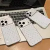 Diseño de impresión completa con estrellas pequeñas, alas de ángel y notas musicales, adecuado para fundas de teléfono Apple 17 Pro y fundas protectoras iPhone 18