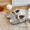 Sapatos de Couro Femininos Estilo Coreano 2026 Primavera/Outono Novos Sapatos Individuais de Ballet para Crianças Sola Macia Versátil Laço Sapatos Individuais de Princesa