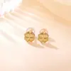 Yi Lu Yin Plata de Ley S925 Chapado en Oro Aretes de Botón Flor de Trébol de Cuatro Hojas Moda Versátil Ligero Lujo para el Trabajo Pendiente Pequeño Exquisito