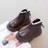 Botas Femininas 2025 Novo Estilo Botas de Cano Curto Botinhas Botas de Couro Moda Outono Bico Redondo Alunos do Ensino Fundamental Sapatos Infantis Versáteis
