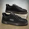 Otoño 2026 Nuevos Zapatos de Hombre Transpirables Blancos Hombres Modernos Versátiles Suela Gruesa Zapatos Deportivos Casuales Zapatos de Tabla Zapatos de Moda