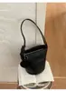 Elegante bolsa de padrão trançado retrô para mulheres, nova moda 2026, bolsa versátil de ombro, bolsa de ombro tipo balde para o dia a dia