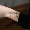 Ins simples nicho Dourado retrô pulseira de gorro da sorte feminina alta qualidade vento frio não desbota Qixi enviar namorada