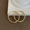 Brincos de Argola Simples com um Toque de Nicho e Alto Padrão, Cor Dourada, Brincos Circulares Elegantes, Estilo Europeu e Americano, Exagerados, Minimalistas, Acessórios Versáteis para Outono e Inverno