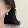 Pendientes de flor plateada de nicho único anillo pendientes de verano para mujer 2025 nueva explosión lujo ligero alto sentido anillo de oreja