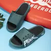 Venta especial de liquidación en pantuflas para hombre, disponibles en varios tamaños y estilos, incluyendo chanclas y sandalias de dedo, adecuadas para puestos y mercados nocturnos