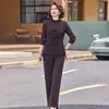 Elegante conjunto de duas peças de outono para mulheres de meia-idade na casa dos cinquenta, com um design chique e elegante, perfeito para usar na primavera e no outono.