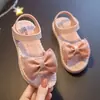 Sandálias Infantis Verão Nova Versão Coreana Crianças Médias e Grandes Casuais Planas Sola Macia Sapatos de Princesa Versátil Para Meninas Pequenas Sapatos de Praia