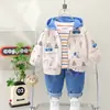 Ropa Infantil Bosque Coche Conjunto de Tres Piezas Traje de Celebridad de Internet Ropa de Bebé con Capucha Moda Primavera y Otoño 2023