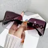 Moda Europeia e Americana Novos Óculos de Sol de Armação Grande Curvos, Estilo Ins para Mulheres, Armação Oca de Alta Qualidade, Faz Rostos Grandes Parecerem Mais Finos, Aparência Natural