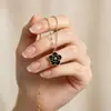 Colar Estilo Floresta com Gota de Óleo de Camélia Doce Inspirado em Chanel para Mulheres, Moderno e Versátil, Novo Estilo de Verão, Corrente Elegante Floral para Clavícula