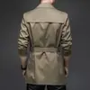 Novo Casaco Casual Masculino Meia-Estação e Outono Versátil para Homens de Meia-Idade e Jovens, Comprimento Médio, Solto, Bonito, Moderno, com Cinto