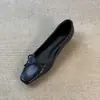 Sapatos femininos pretos estilo retrô com bico quadrado e laço, modelo 2026, versáteis para o dia a dia, que aumentam a altura, tipo slip-on, sapatilhas