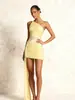 Vestido Corto Sexy Asimétrico de un Hombro, Color Sólido, Fruncido Sexy, Ajuste de Cintura, Nuevo de Verano 2025 Europeo y Americano