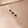 O colar de aço titânio de corpo inteiro com trevo da sorte de quatro folhas tricolor, acessórios de moda simples, banhado a ouro 18K, não desbota, senso de alto nível