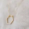 Collar de rombo de diamante simple y moderno, cadena para la clavícula hexagonal hueca geométrica retro, joyería transfronteriza europea y americana para mujer