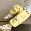 Calça de Moletom Infantil Primavera e Outono 2025 Nova Estilosa Roupa Externa Calças Infantis Toque de Algodão Casual para Criança Pequena Outono Esportiva Calça Longa
