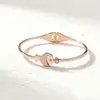 Nova Pulseira de Aço Titânio com Preço Especial para Mulheres em Formato de C Fashionável com Diamantes Resistente à Cor Alta Qualidade Joia para Melhor Amiga