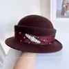 Sombrero de Lana Plisado de Satén con Perlas Estilo Hepburn para Mujer, Sombrero Tipo Cubo Versátil de Moda Invernal con un Diseño Elegante y Moderno