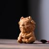 Adornos Yuan Bao Long tallados en madera de sándalo dorado de boj sudamericano, adornos de madera maciza, artesanías, amuleto Nafu de la suerte de mano largo.