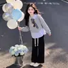 Conjunto de calça pantalona lisa e moletom com gola dobrada, estilo casual, novo para primavera/outono de 2026, doce e simples para meninas