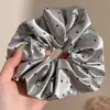 Estilo perezoso 2026 nuevo coletero de oso con pompón y diseño floral, accesorio para el cabello retro y de alta gama para mujeres
