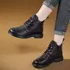 Botas Chelsea Femininas de Couro Macio Estilo Vintage com Solado Plano para Outono Inverno 2026 Novas com Solado Macio Bico Largo Antiderrapantes Confortáveis Botas para Mãe Botas Individuais