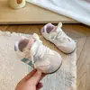 Zapatillas de Entrenamiento Alemanas para Niños Modelo Nuevo Primavera y Otoño 2026 Zapatos Casuales con Encaje Bordado para Niñas Tenis Cómodos de Suela Suave para Niñas Pequeñas