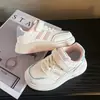 Zapatos Blancos para Niñas 2026 Primavera Nuevas Llegadas Niños Antideslizantes Suela Suave Zapatos Deportivos Niñas Pequeñas Más Vendidos Alta Apariencia Zapatos de Tabla